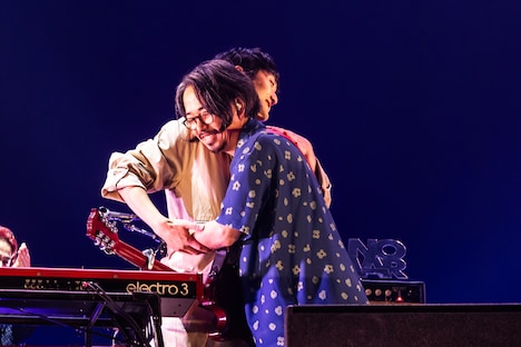 抱き合う金澤ダイスケ（Key / フジファブリック）と後藤正文（Vo, G / ASIAN KUNG-FU GENERATION）。（撮影：渡邉一生［SLOT PHOTOGRAPHIC］）