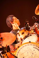 伊地知潔（Dr / ASIAN KUNG-FU GENERATION）（撮影：渡邉一生［SLOT PHOTOGRAPHIC］）