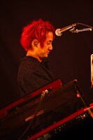 ASIAN KUNG-FU GENERATIONのサポートメンバーGeorge（Key / Mop of Head）。（撮影：渡邉一生［SLOT PHOTOGRAPHIC］）