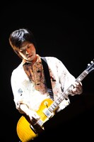 くるりのサポートメンバー松本大樹（G）。（撮影：渡邉一生［SLOT PHOTOGRAPHIC］）