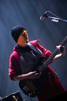 加藤慎一（B / フジファブリック）（撮影：渡邉一生［SLOT PHOTOGRAPHIC］）