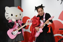 ハローキティに応援されながらギターに挑戦するゆりやんレトリィバァ。