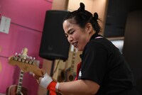 マーティのごとくギターを掻き鳴らすゆりやんレトリィバァ。