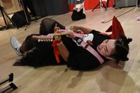 寝転んでギターをかき鳴らすゆりやんレトリィバァ。