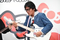 うれしそうにギターを弾く松崎しげる。