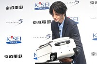 スーツケースを丁重に扱う中島健人。