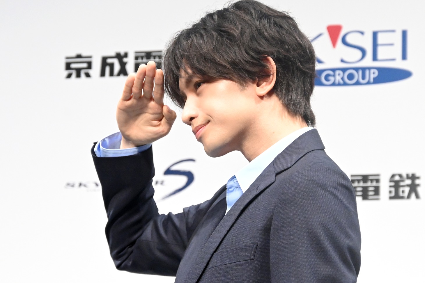 多彩なポーズを繰り出す中島健人。