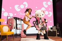 「Fender x Hello Kitty 50th Anniversary Collection」告知動画より。