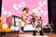 「Fender x Hello Kitty 50th Anniversary Collection」告知動画より。