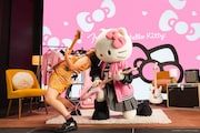 「Fender x Hello Kitty 50th Anniversary Collection」告知動画より。