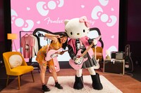 「Fender x Hello Kitty 50th Anniversary Collection」告知動画より。