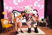 「Fender x Hello Kitty 50th Anniversary Collection」告知動画より。