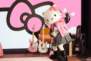 「Fender x Hello Kitty 50th Anniversary Collection」告知動画より。