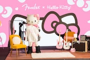 「Fender x Hello Kitty 50th Anniversary Collection」告知動画より。