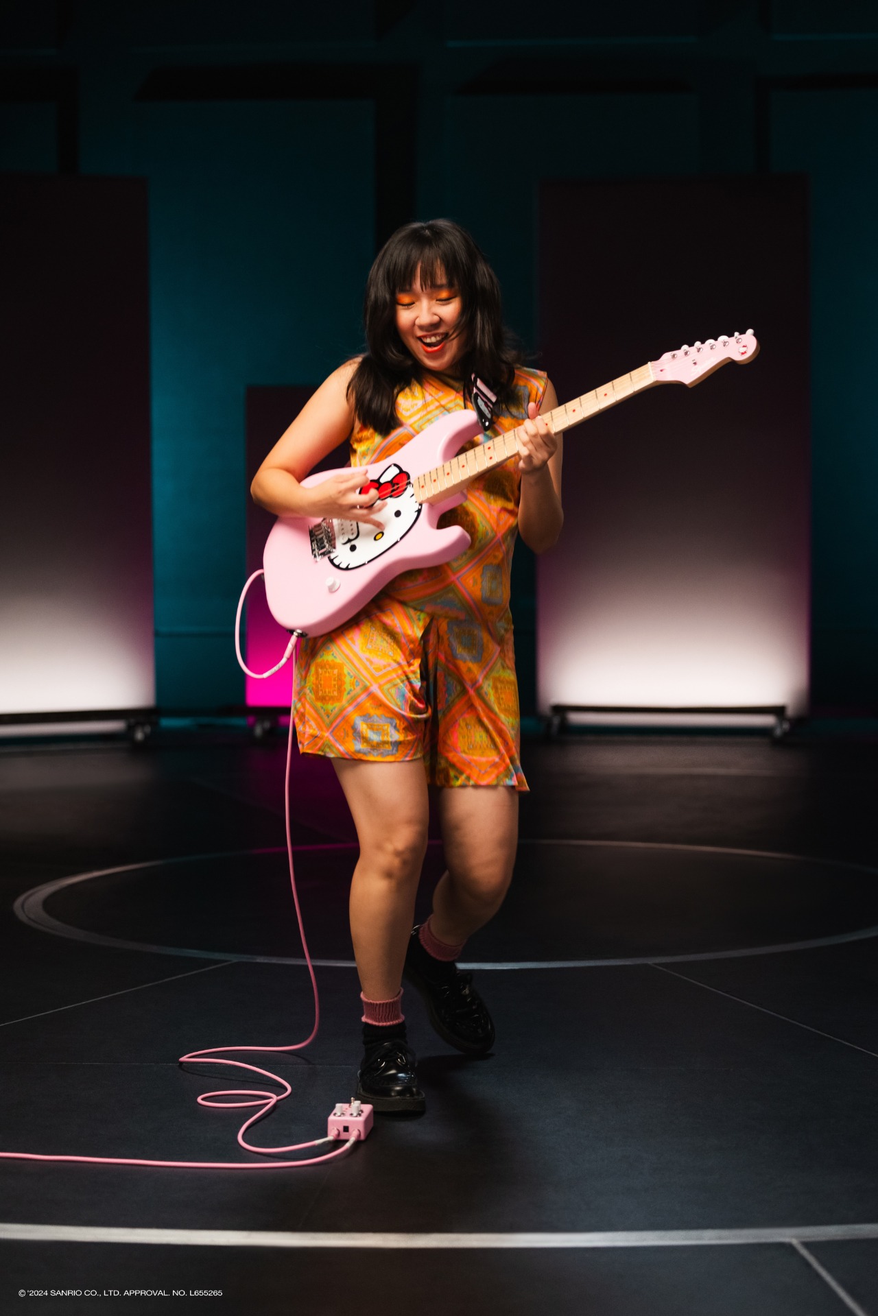 「Fender x Hello Kitty 50th Anniversary Collection」告知動画より。