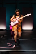 「Fender x Hello Kitty 50th Anniversary Collection」告知動画より。