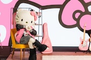 「Fender x Hello Kitty 50th Anniversary Collection」告知動画より。