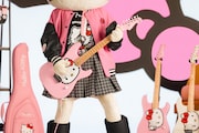 「Fender x Hello Kitty 50th Anniversary Collection」告知動画より。