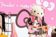 「Fender x Hello Kitty 50th Anniversary Collection」告知動画より。
