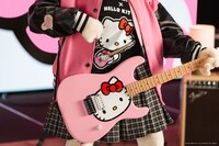 「Fender x Hello Kitty 50th Anniversary Collection」告知動画より。