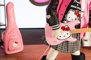 「Fender x Hello Kitty 50th Anniversary Collection」告知動画より。