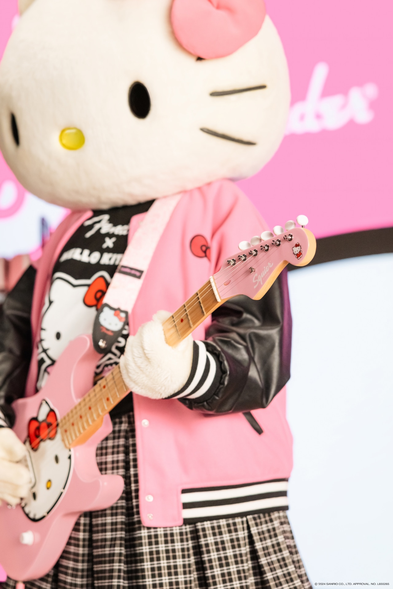「Fender x Hello Kitty 50th Anniversary Collection」告知動画より。