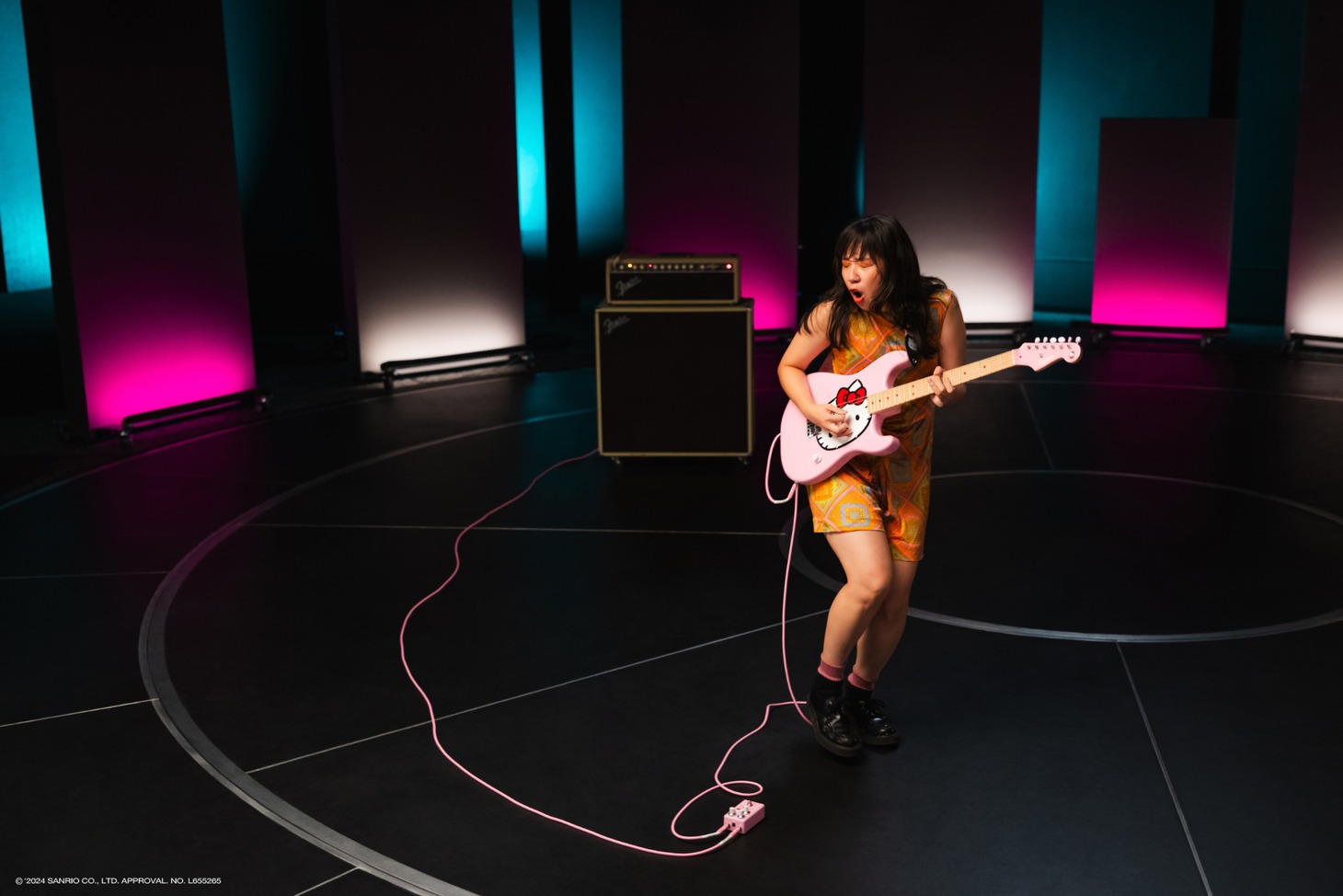 「Fender x Hello Kitty 50th Anniversary Collection」告知動画より。