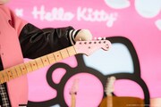 「Fender x Hello Kitty 50th Anniversary Collection」告知動画より。