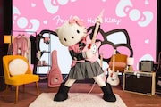 「Fender x Hello Kitty 50th Anniversary Collection」告知動画より。