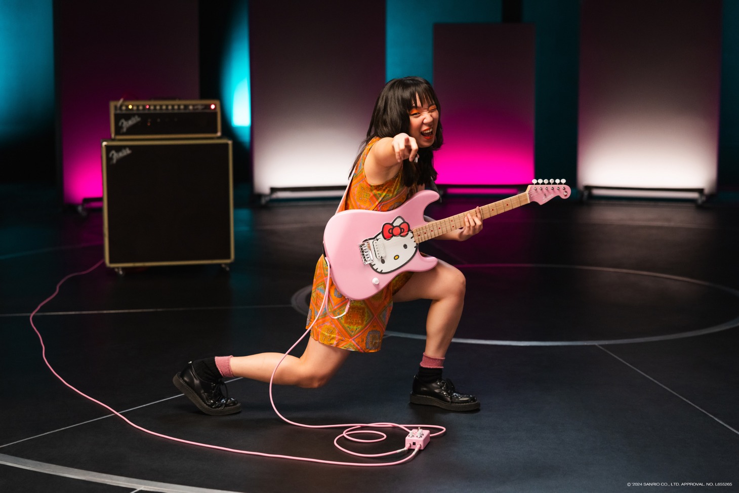 「Fender x Hello Kitty 50th Anniversary Collection」告知動画より。