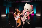 「Fender x Hello Kitty 50th Anniversary Collection」告知動画より。
