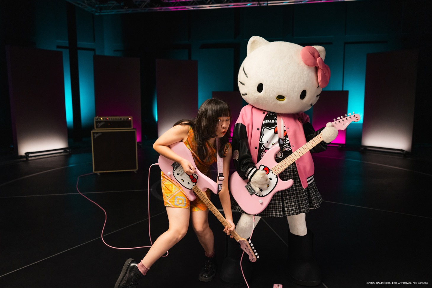 「Fender x Hello Kitty 50th Anniversary Collection」告知動画より。