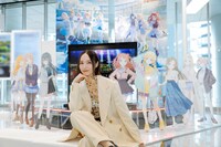 アイドルたちを背に、クールにきめるのっちさん。「今日はプロデュサールックです」とのこと。