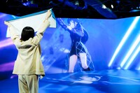 目の前で踊る月村手毬に、タオルを掲げて興奮するのっちさん。