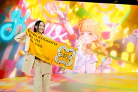 藤田ことねと一緒に「かわいい！」とコールするのっちさん。