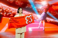 花海咲季とステージに立つのっちさん。