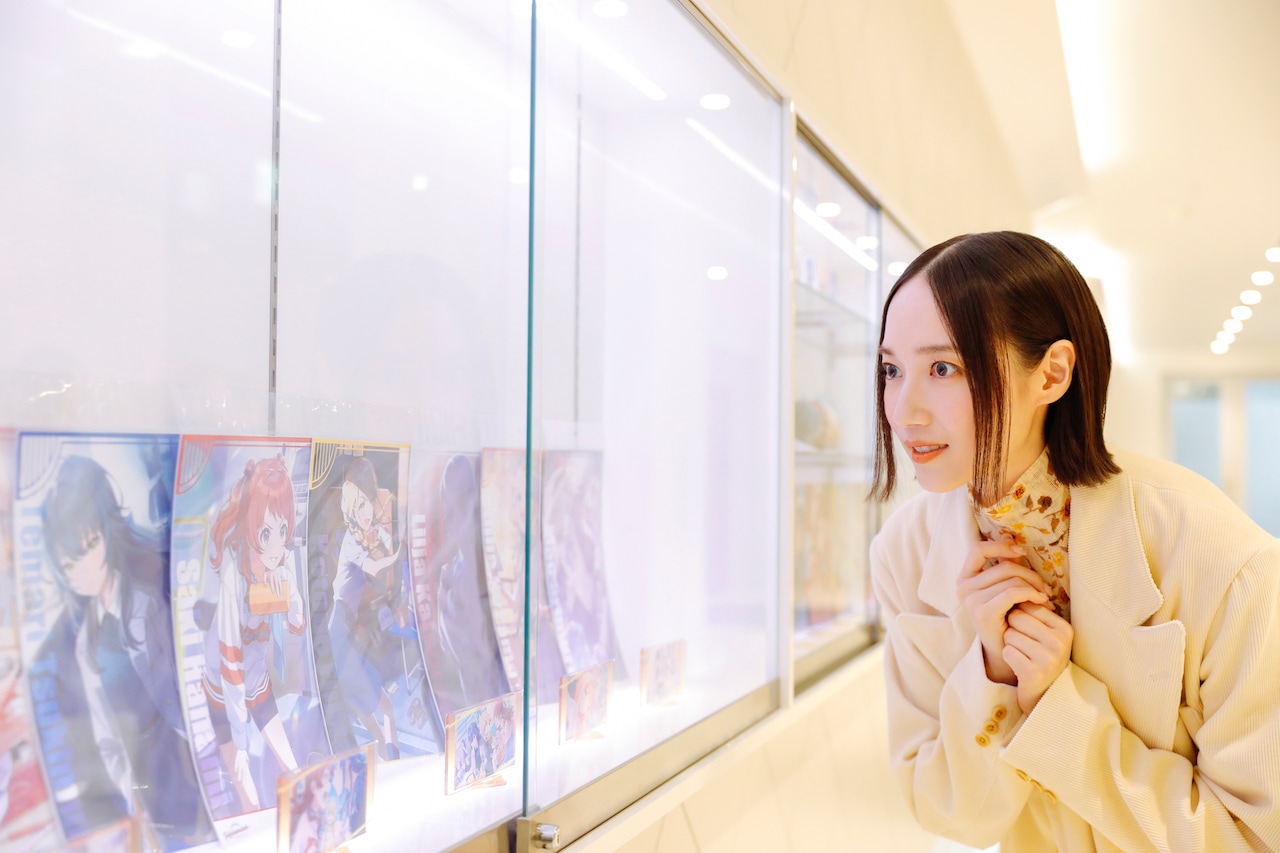 ポスターを見つめるのっちさん。