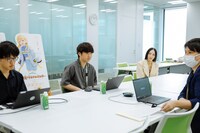 左から、山本亮さん、佐藤大地さん、のっちさん、小美野日出文さん。