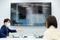 チェック用イラストが次々に映し出されるモニター。