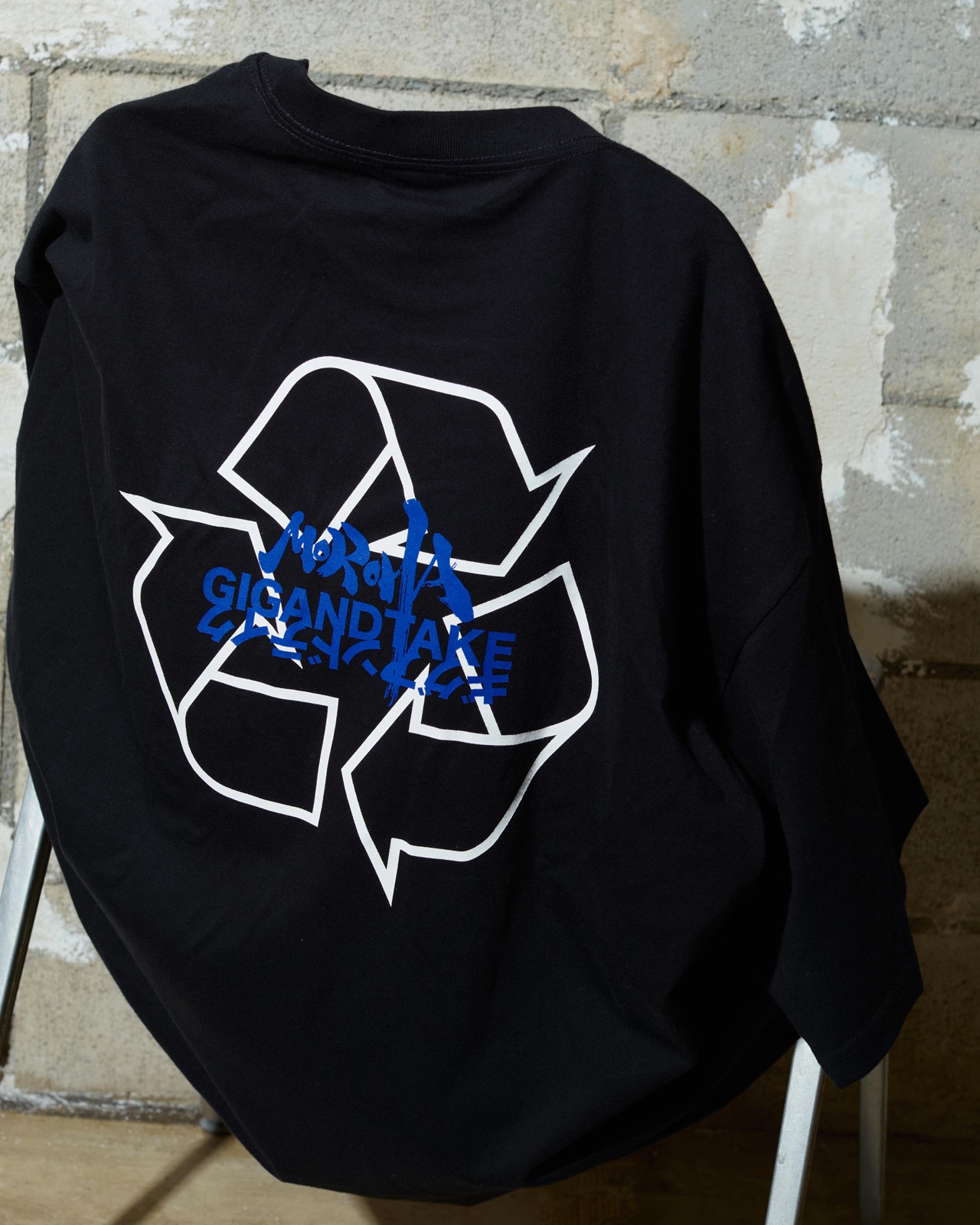「MOROHA × UNTRACE "GIG and Take Tee"」（BLACK）