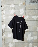 「MOROHA × UNTRACE "GIG and Take Tee"」（BLACK）
