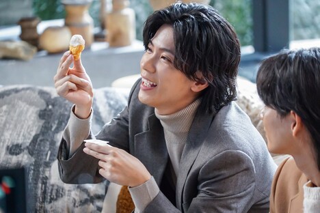 マクドナルドの新テレビCM「たっぷりいこうぜ！忘年会」編のメイキングカット。