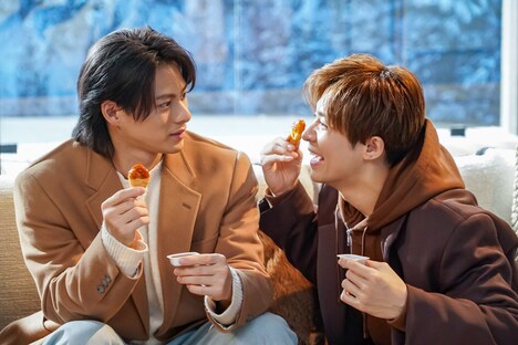 マクドナルドの新テレビCM「たっぷりいこうぜ！忘年会」編のメイキングカット。