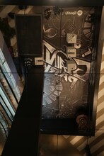 Stray Kids「GIANT PARK」ポップアップスペース上部は鏡張りになっており、天井に向かって写真を撮るとスペースの全貌がわかる。