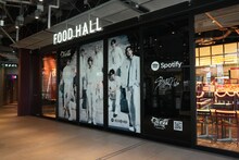 Stray KidsがジャックしたMIYASHITA PARKフードホールの外壁。