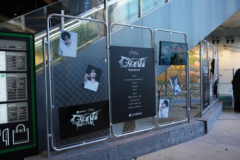 東京・MIYASHITA PARK2F歩道橋スペース。