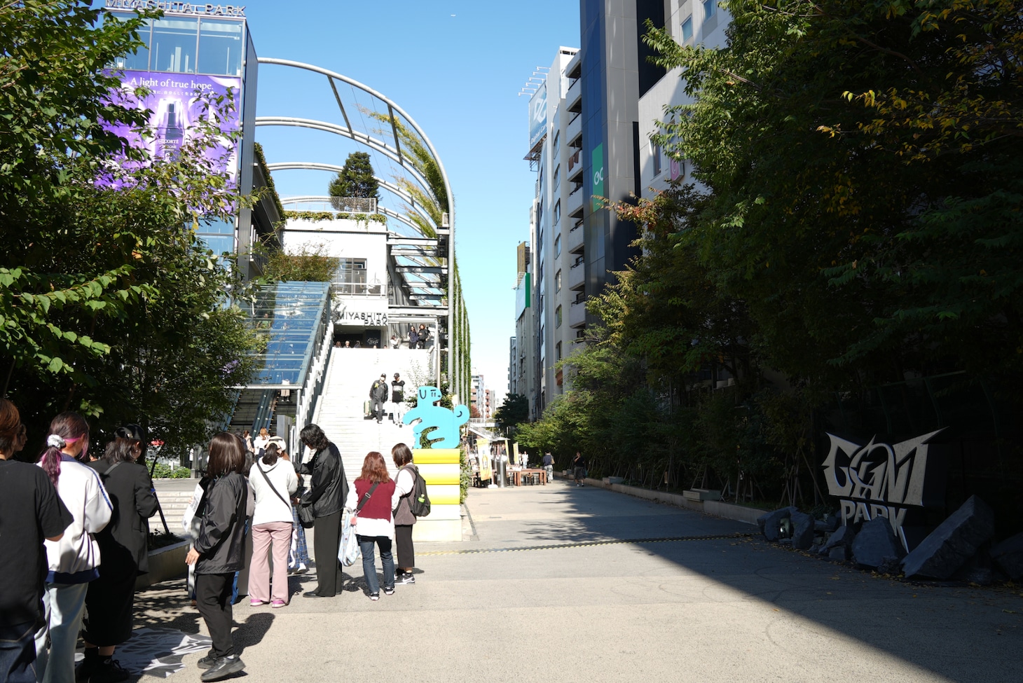 東京・MIYASHITA PARKの入口。「GIANT PARK」ロゴの目の前にイベント受付がある。