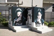 遊歩道に置かれたビジュアルボード。左からヒョンジン、リノ。