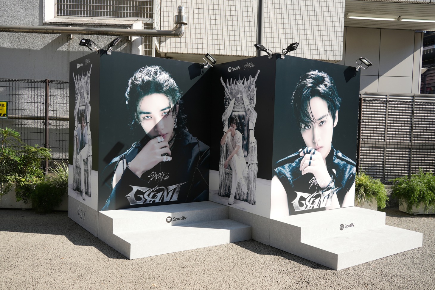 遊歩道に置かれたビジュアルボード。左からヒョンジン、リノ。