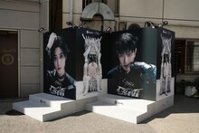 遊歩道に置かれたビジュアルボード。左からハン、スンミン。